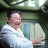 Kim Jong Un s'est assis à la place du conducteur d'un "nouveau modèle de véhicule de combat blindé", selon les médias officiels nord-coréens.